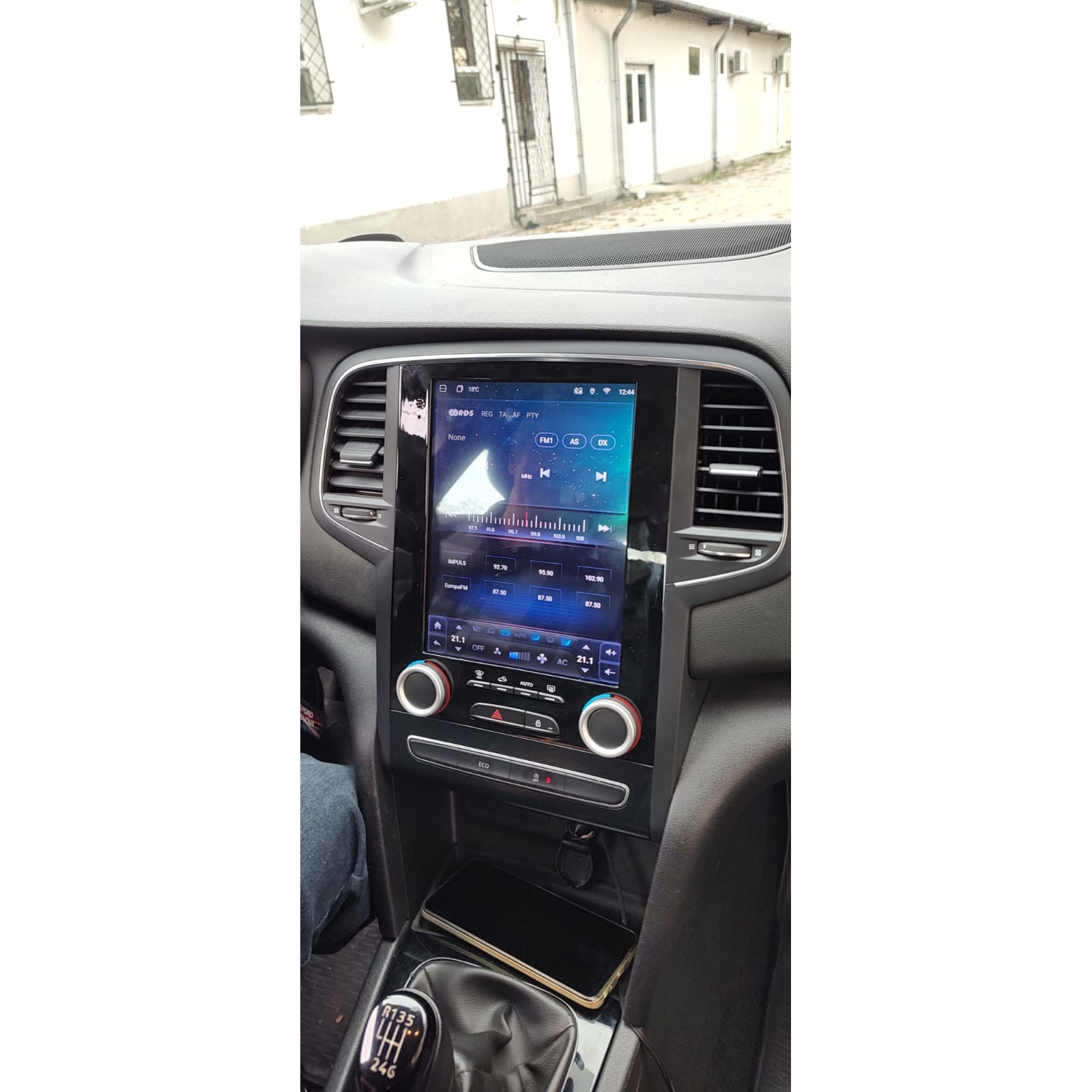 Навигация Tesla Renault Megane 4 20162019 с android система 4+64GB carplay безжичен слот 4G