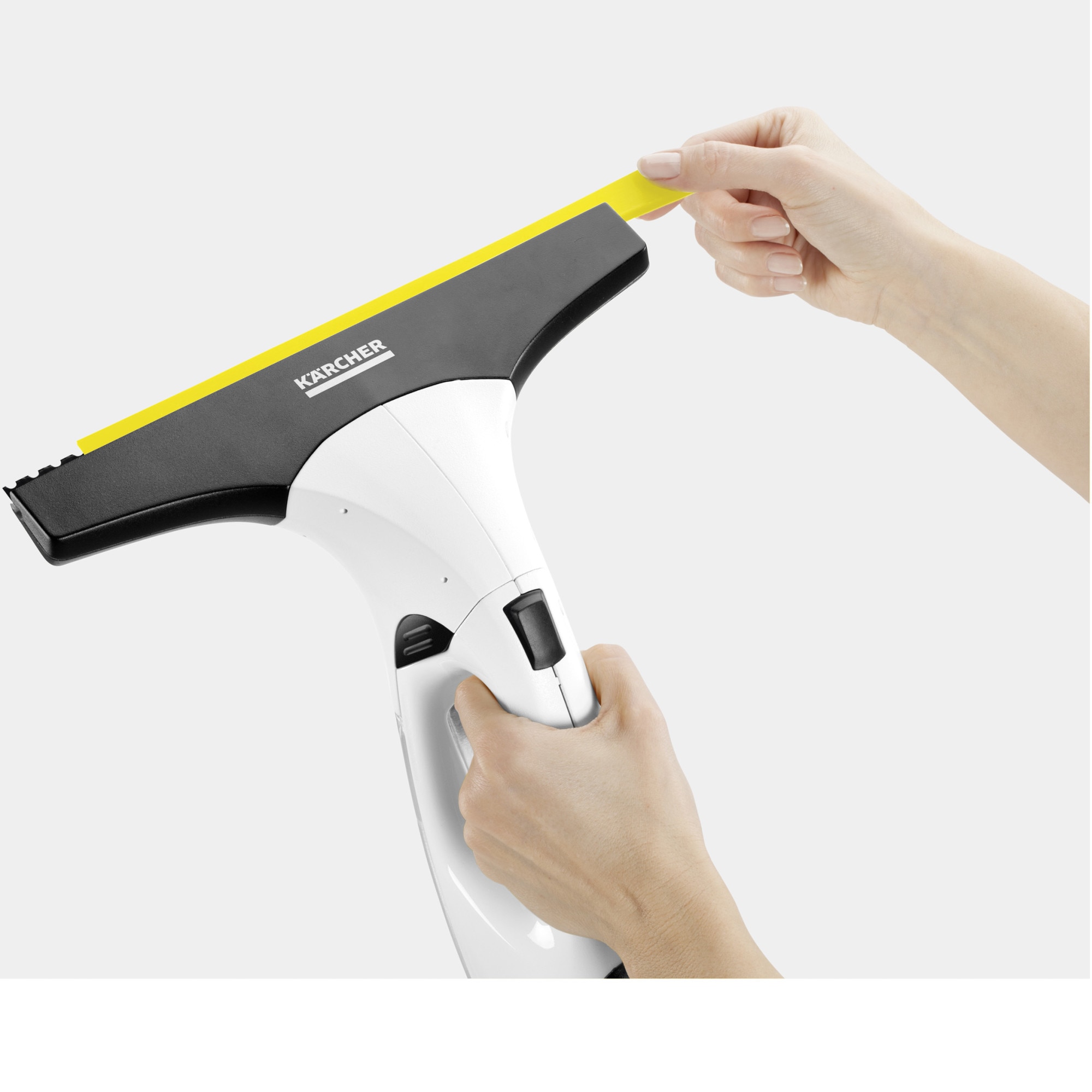 Aspirator pentru geamuri Karcher WV 2 Multifunctionality Promotion, autonomie 35 min, rezervor 100 ml, randament max. 75 m², recipient pulverizator cu laveta, detergent 20 ml, incarcator, 3 lamele de aspirare, 1.633-662.0, Alb/Negru
