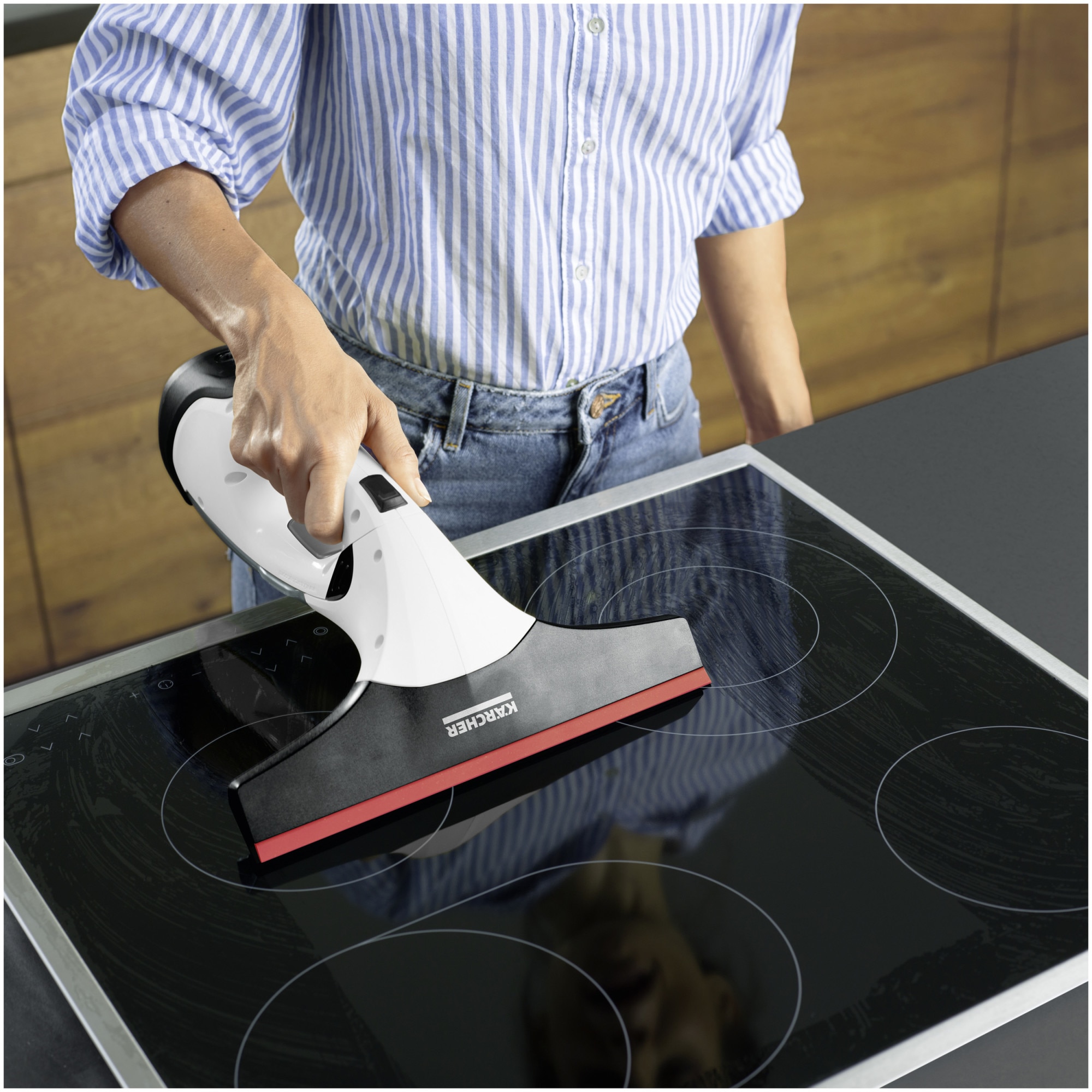 Aspirator pentru geamuri Karcher WV 2 Multifunctionality Promotion, autonomie 35 min, rezervor 100 ml, randament max. 75 m², recipient pulverizator cu laveta, detergent 20 ml, incarcator, 3 lamele de aspirare, 1.633-662.0, Alb/Negru