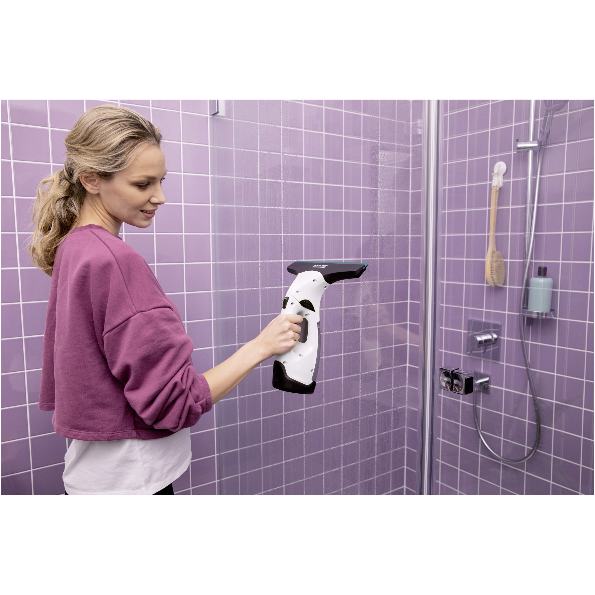 Aspirator pentru geamuri Karcher WV 2 Multifunctionality Promotion, autonomie 35 min, rezervor 100 ml, randament max. 75 m², recipient pulverizator cu laveta, detergent 20 ml, incarcator, 3 lamele de aspirare, 1.633-662.0, Alb/Negru