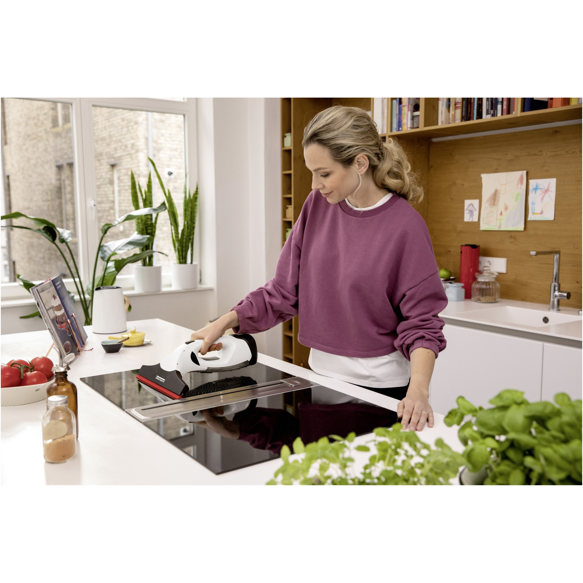 Aspirator pentru geamuri Karcher WV 2 Multifunctionality Promotion, autonomie 35 min, rezervor 100 ml, randament max. 75 m², recipient pulverizator cu laveta, detergent 20 ml, incarcator, 3 lamele de aspirare, 1.633-662.0, Alb/Negru