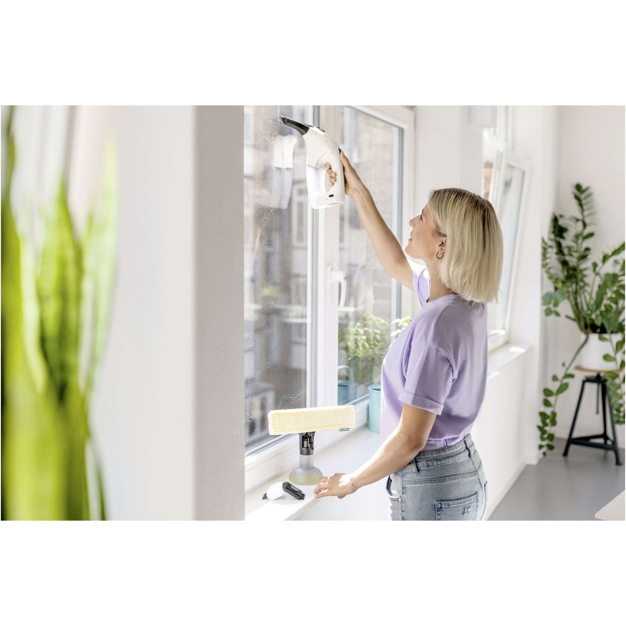 Aspirator pentru geamuri Karcher WV 1 Plus Frame Edition, autonomie 25 min, randament max. 70 m², rezervor 100 ml, recipient pulverizator cu laveta, detergent 20 ml, incarcator, 1.633-620.0, Alb/Negru