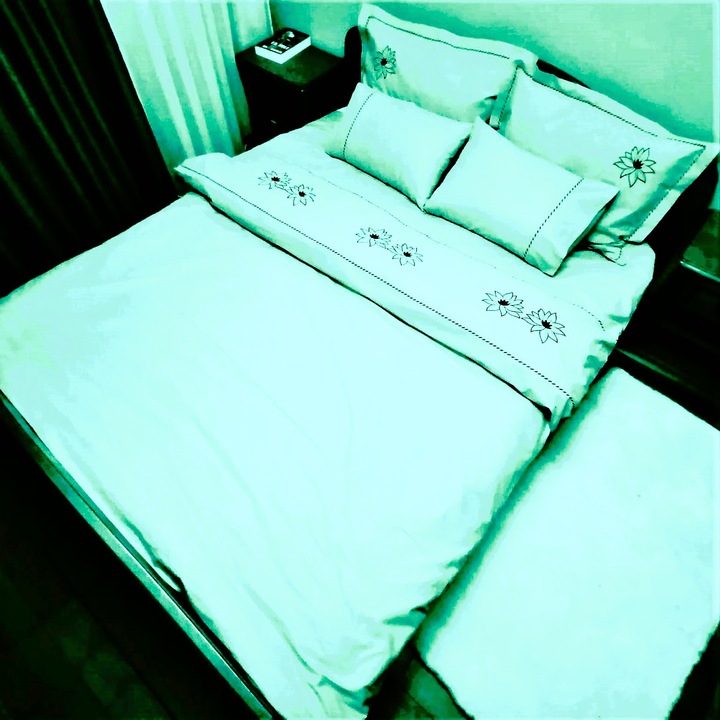 Бродиран комплект спално бельо за матрак 210 x 210 x 40 см, Casa Bucuriei, модел Watter Lilly, 6 части, лак, 100% памук, чаршаф с размери 290/290 см и плик за завивка 220/240 см