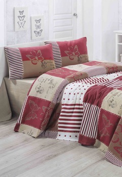 Victoria Cuvertura de pat rosu cu bej cu model patchwork Butterfly 200X230 Victoria Cuvertura de pat rosu cu bej cu model patchwork Butterfly 200X230