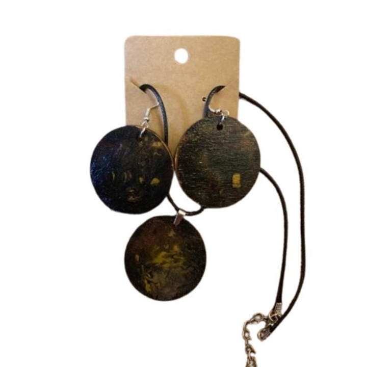 Set cercei si pandant lemn, pictat manual, abstract, maro cu negru, 4 cm, cu snur piele 20 cm