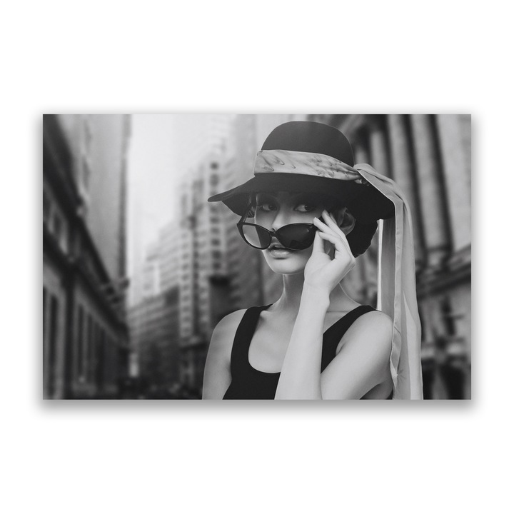 Първокласна картина на платно, LuxCanva® A1356, Красиво момиче, 60 X 90 CM, 100% памучно платно 400g/m2, дървена рамка, красота, град, шапка, очила, всекидневна, черно и бяло