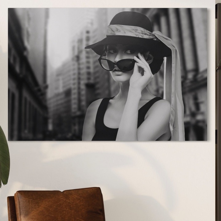Премиум картина върху платно, LuxCanva® A1356, Красиво момиче, 100 X 150 см, 100% памучно платно 400 г/м2, дървена рамка, красота, град, шапка, очила, хол, черно и бяло