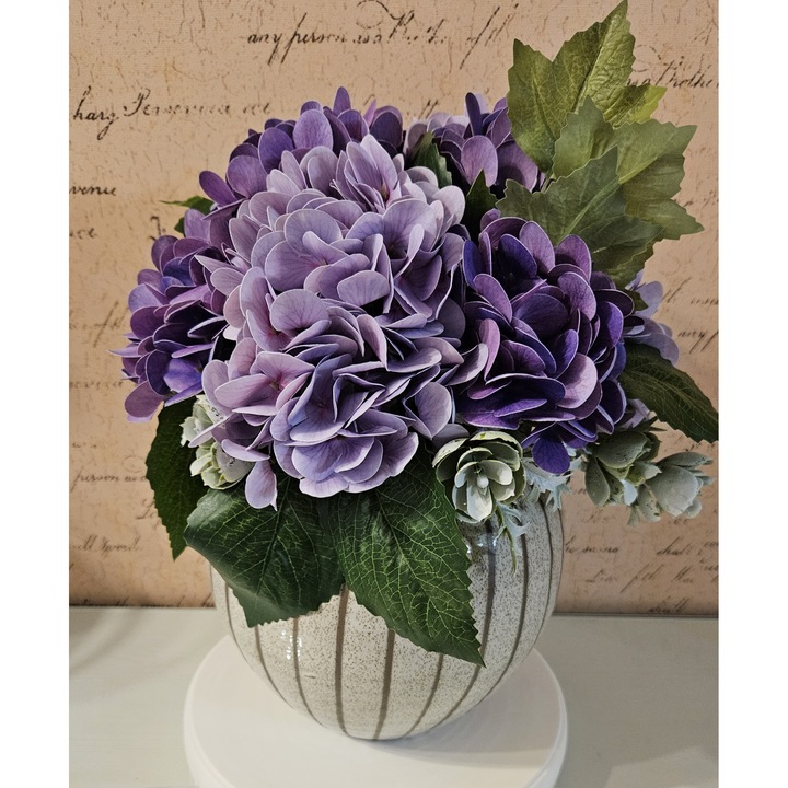 Aranjament floral cu hortensie de culoare mov si lila