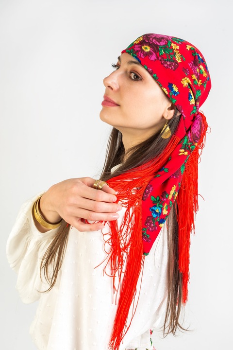 Piros sál etnikai motívumokkal