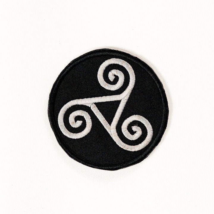 Petic brodat Brodcraft - Simbol triskelion model 3, alb negru, 8x8 cm