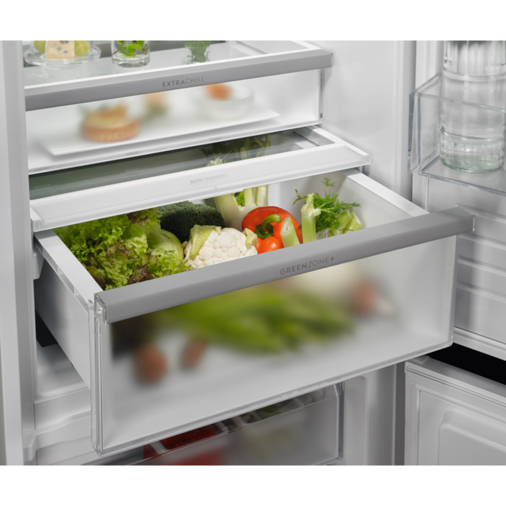 Combina frigorifica incorporabila Electrolux ENC8MD18S, 248 l, Multiflow, Usa reversibila, Control electronic, Fresh Frost Free, Clasa D, H 178 cm