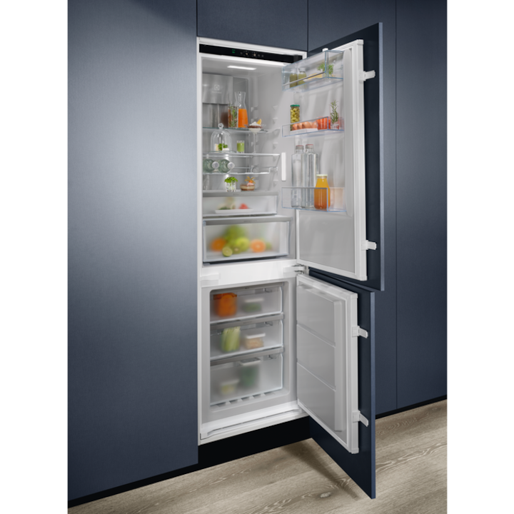 Combina frigorifica incorporabila Electrolux ENC8MD18S, 248 l, Multiflow, Usa reversibila, Control electronic, Fresh Frost Free, Clasa D, H 178 cm