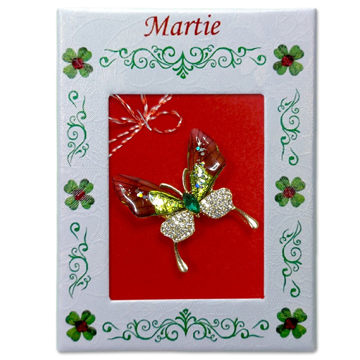 Brosa Martisor ArtDeco Fluture verde cu strasuri, realizata din aliaj metalic auriu, dimensiuni 4 cm lungime si 4 cm latime