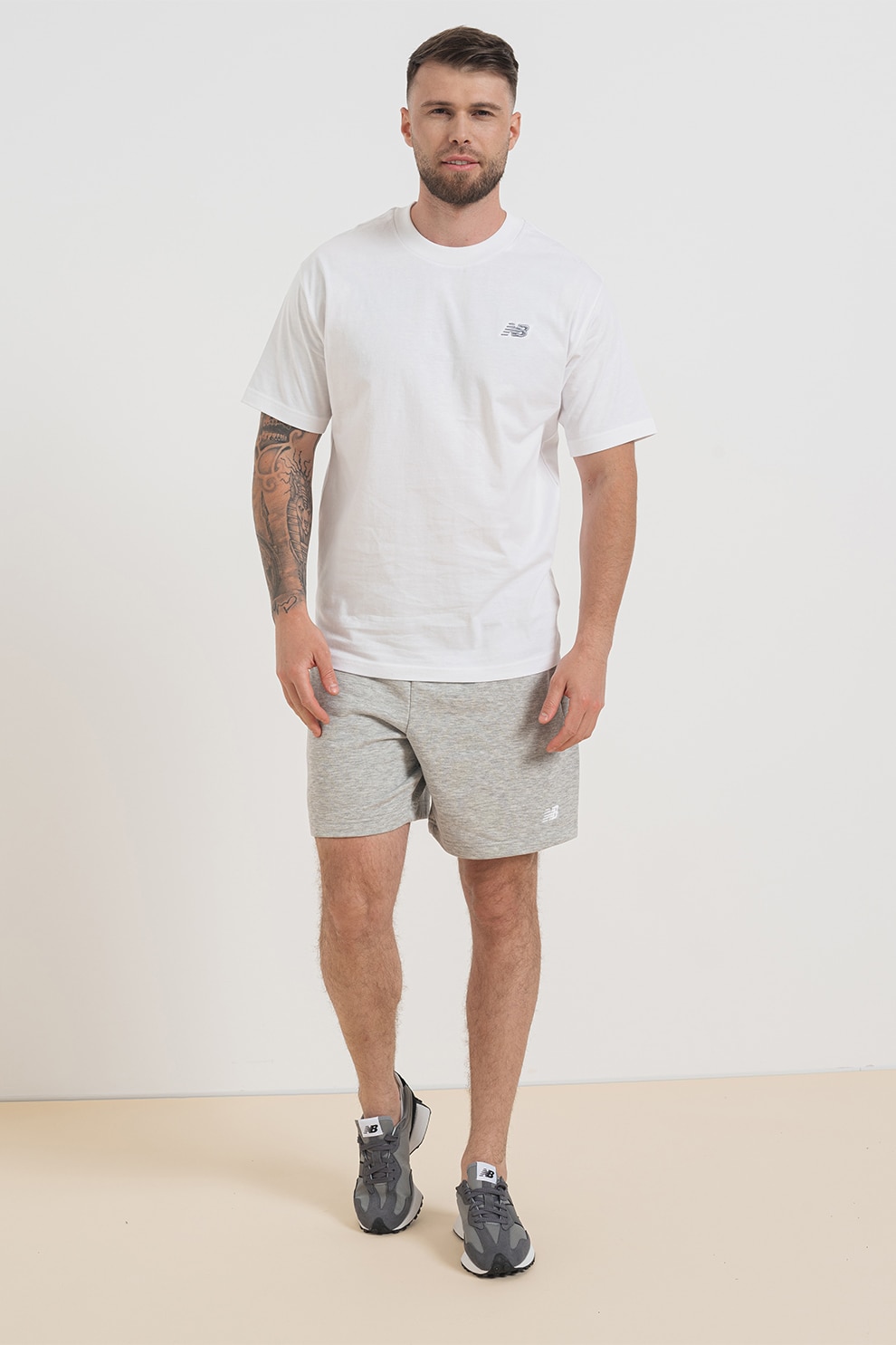 New Balance, Tricou relaxed fit cu decolteu la baza gatului, Gri deschis, Alb, 2XL