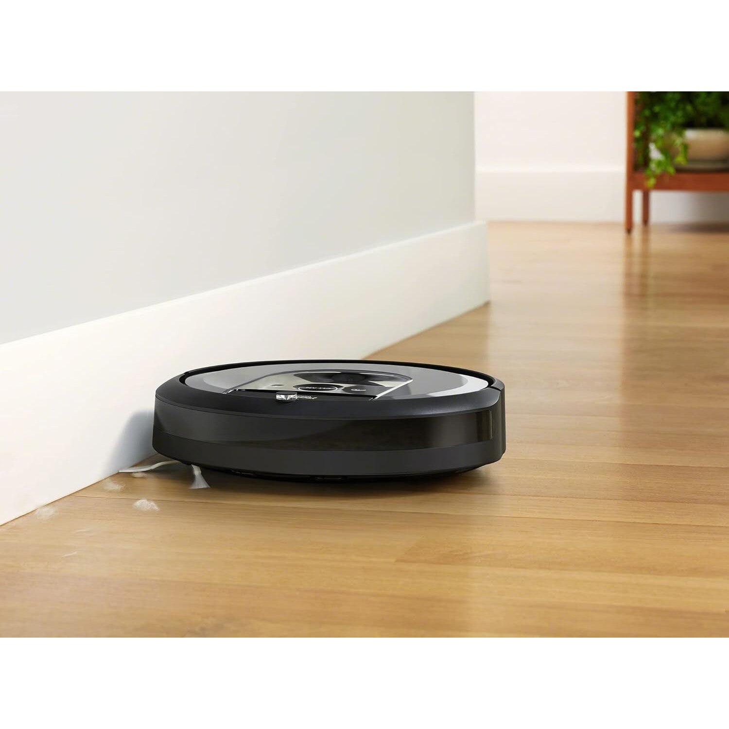 Robot de aspirare iRobot Roomba i8+ (i8576) aspirator si mop, statie de golire automata, WiFi, control prin aplicatie, Smart Mapping, compatibil Alexa, Google si Siri, rezervor de 210ml, curatare in 4 pasi, bariera virtuala, negru