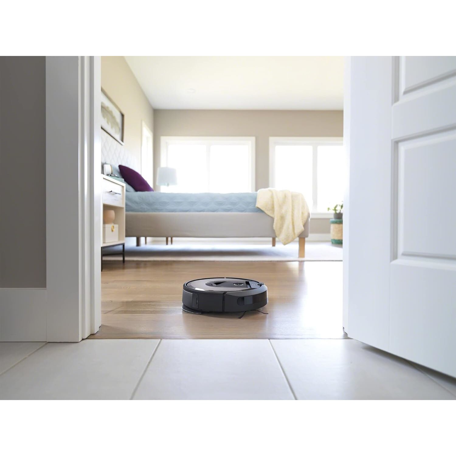 Robot de aspirare iRobot Roomba i8+ (i8576) aspirator si mop, statie de golire automata, WiFi, control prin aplicatie, Smart Mapping, compatibil Alexa, Google si Siri, rezervor de 210ml, curatare in 4 pasi, bariera virtuala, negru