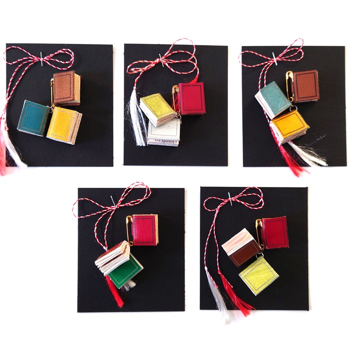 Set 5 buc, Martisor lucrat manual, brosa 3 carti miniatura cu coperta din piele si pagini de hartie