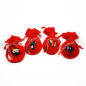 Set 4 martisoare tip brosa emailata, Animalute prietenoase, pe saculet de catifea rosie, Colectia VisionXXI