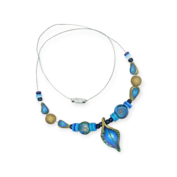 Colier handmade albastru/auriu, cu frunza fantezie, din lut polimeric, 44 cm
