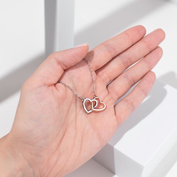 Colier HEARTS cu inimi impletite si cutie cadou gratuita