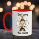 Bögre méhnek öltözött törpével, méhet tartó, "Ne aggódj, méh boldog" üzenettel, ne aggódj, légy boldog, rovarok, csillagok, illusztráció piros fogantyúval
