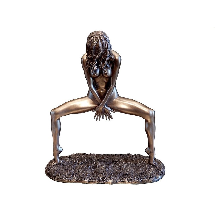 Гола фигура с изкуства около дръзкия модерен гол на Veronese