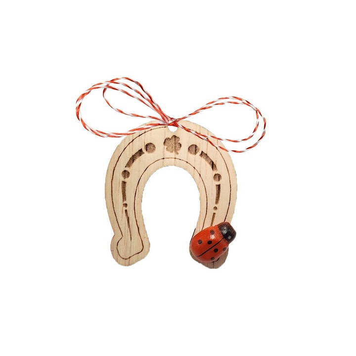 Kézműves fa márciuska, gravírozott patkó díszítőelemekkel, bross rögzítéssel, 4cm x 3cm