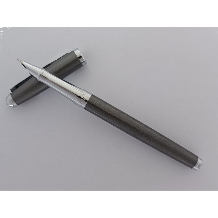 Stilou Ecada metalic, penita ascunsa, culoare mata gri inchis cu ornament argintiu lucios