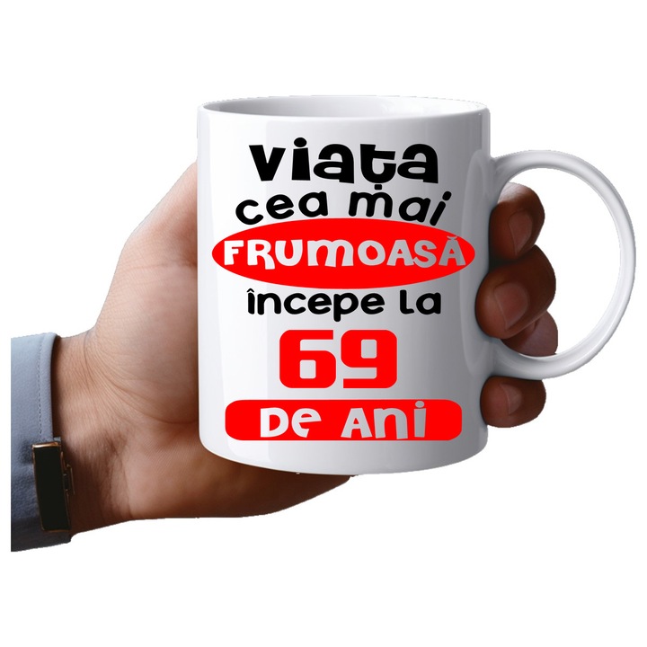 Cana personalizata, Viata frumoasa incepe la 69 de ani sa arat asa, Ceramica, 330 ml, Maner si interior Alb