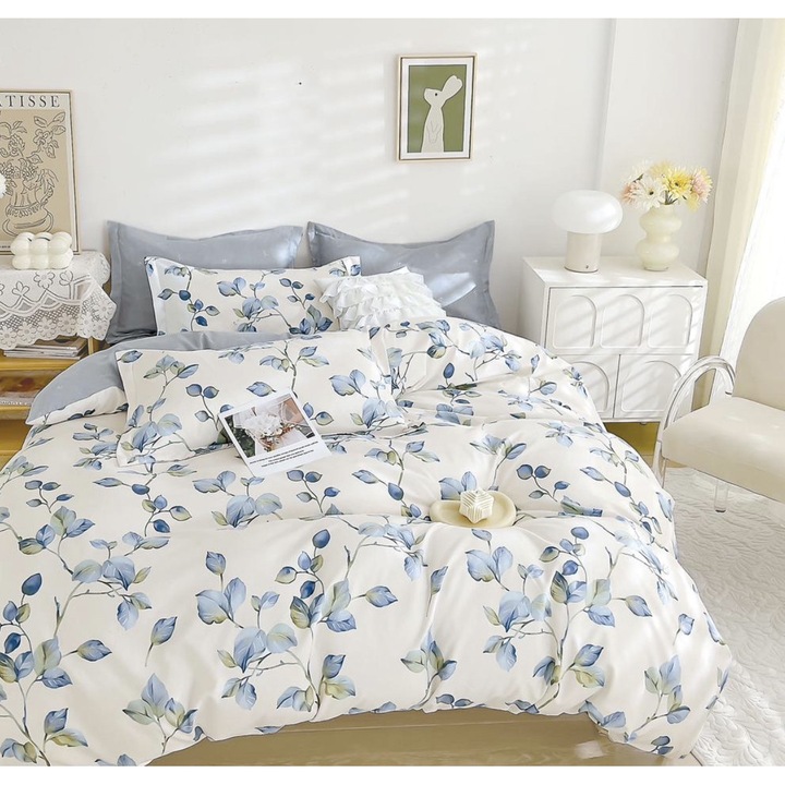 Set Lenjerie de pat dublu cu Elastic, 2 Persoane, 6 Piese, Pucioasa, Bumbac Finet, Cearceaf de pat cu elastic 180x200 cm, Cearceaf pilota cu 2 Fete 200x230 cm, 2 Huse perne 55x75 cm si 2 Huse perna 70x70 cm, Model Floral, Crem/Gri/Bleu, FPE-092
