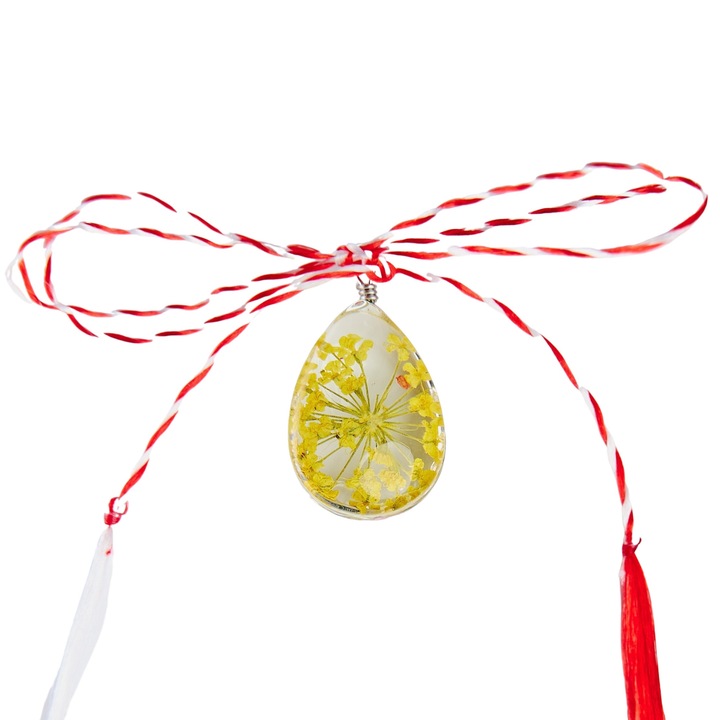 Pandativ martisor handmade cu floare naturala galbena, forma lacrima