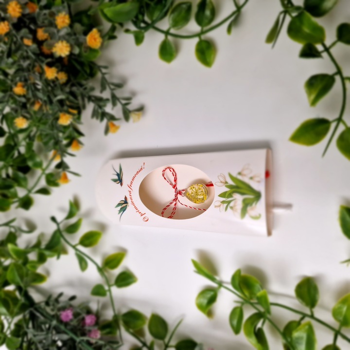 Martisor cadou elegant, pandativ cu floare naturala galbena