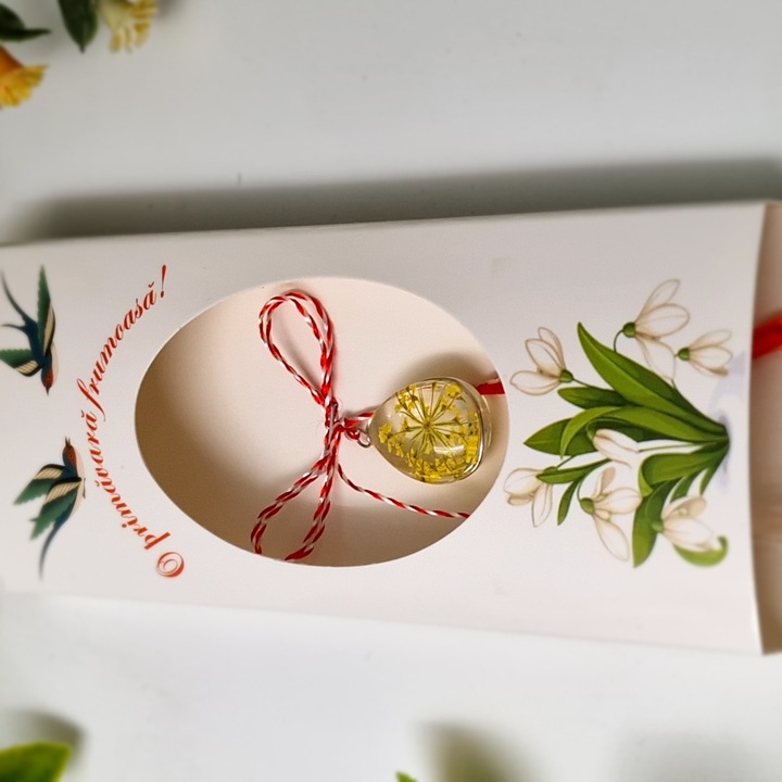 Martisor elegant pentru 1 Martie si 8 Martie, pandativ handmade cu floare naturala galbena