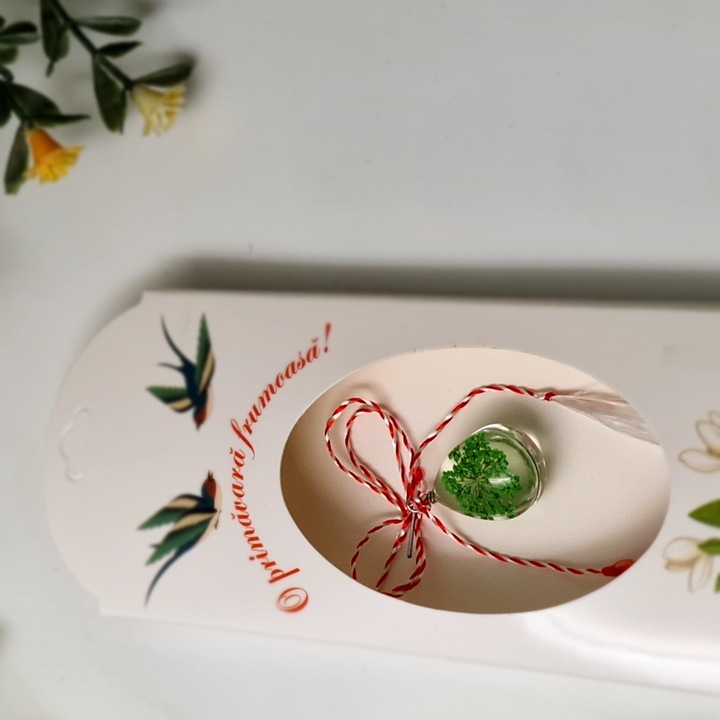 Martisor elegant pentru primavara, pandativ handmade cu floare naturala verde