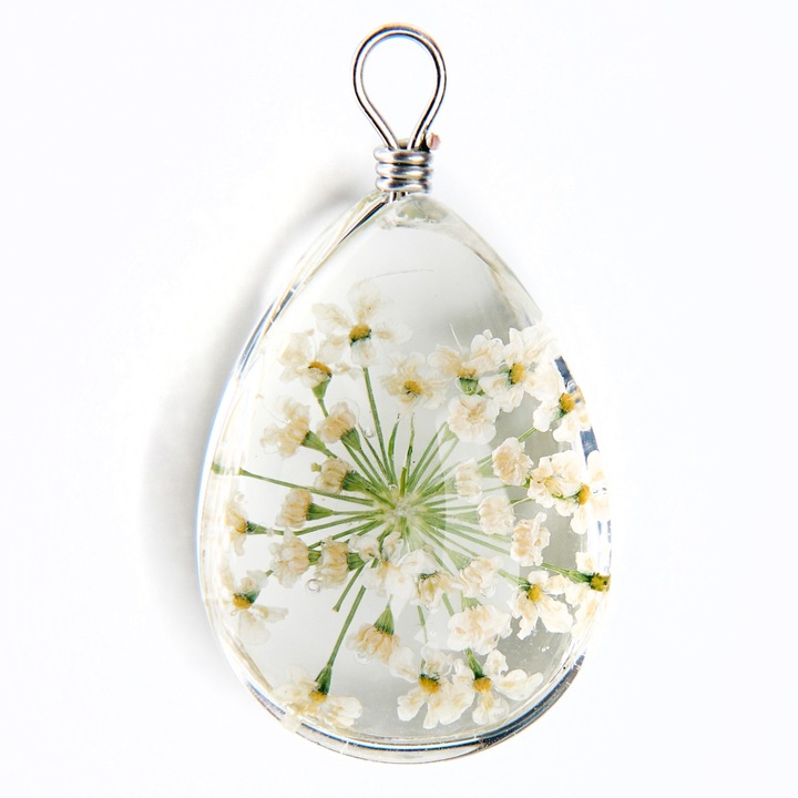 Martisor premium tip pandativ, transparent, cu floare naturala, alb