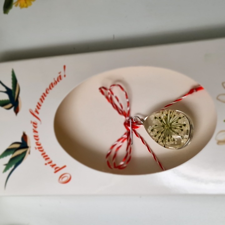 Martisor elegant pentru 1 Martie si 8 Martie, pandativ handmade