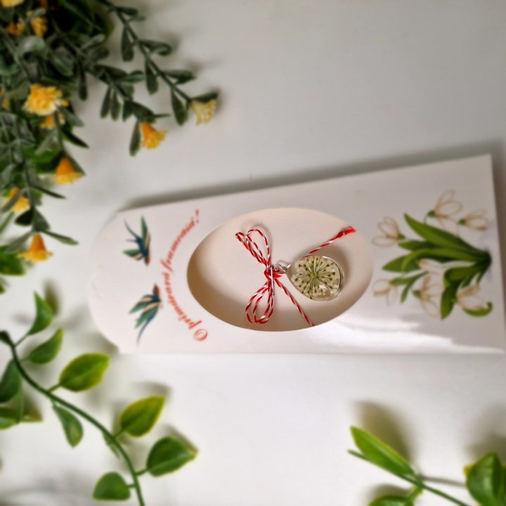 Martisor cadou deosebit, pandativ cu floare naturala, alb
