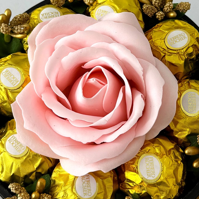 Ferrero Rocher Roz Aranjament floral Chocolate Rose cu un trandafir de sapun, stamine ...