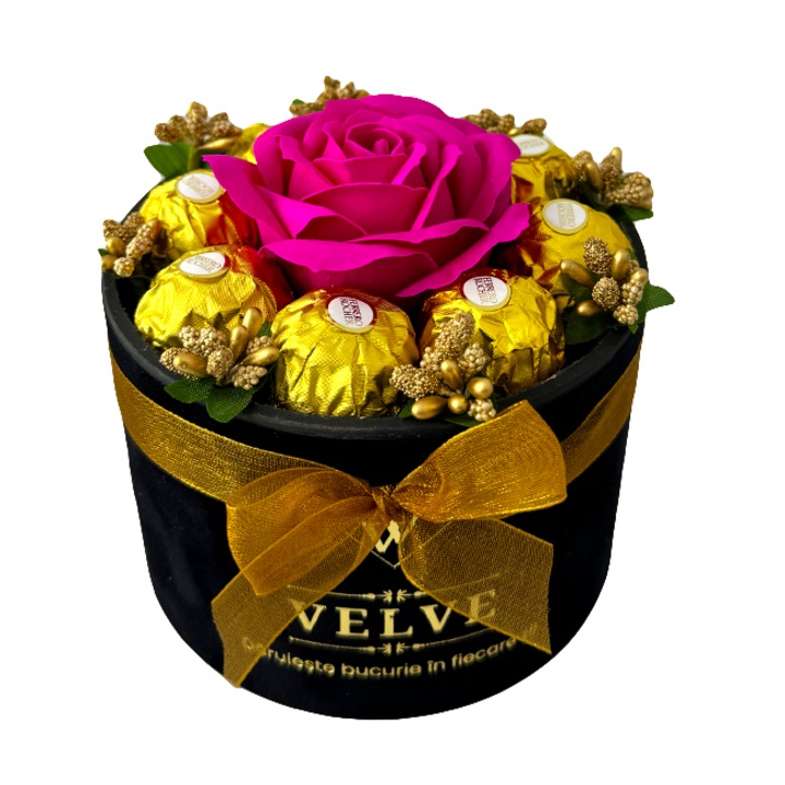 Velve, Аранжировка от шоколадова роза със сапунена роза, златни тичинки и осем пралини Ferrero Rocher, в черна кутия с кадифе, фуксия