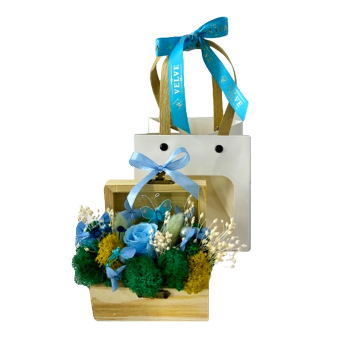 Aranjament floral Goodliness in punga cadou, cu trandafir criogenat, lagurus natural, licheni stabilizati, fluture decorativ, perle si broom, in cutie tip cufar, cu funda, Albastru, VELVE