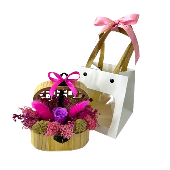 Aranjament floral Goodliness in punga cadou, cu trandafir criogenat, lagurus, licheni stabilizati si broom, in cufar semirotund, cu funda, Fucsia, VELVE