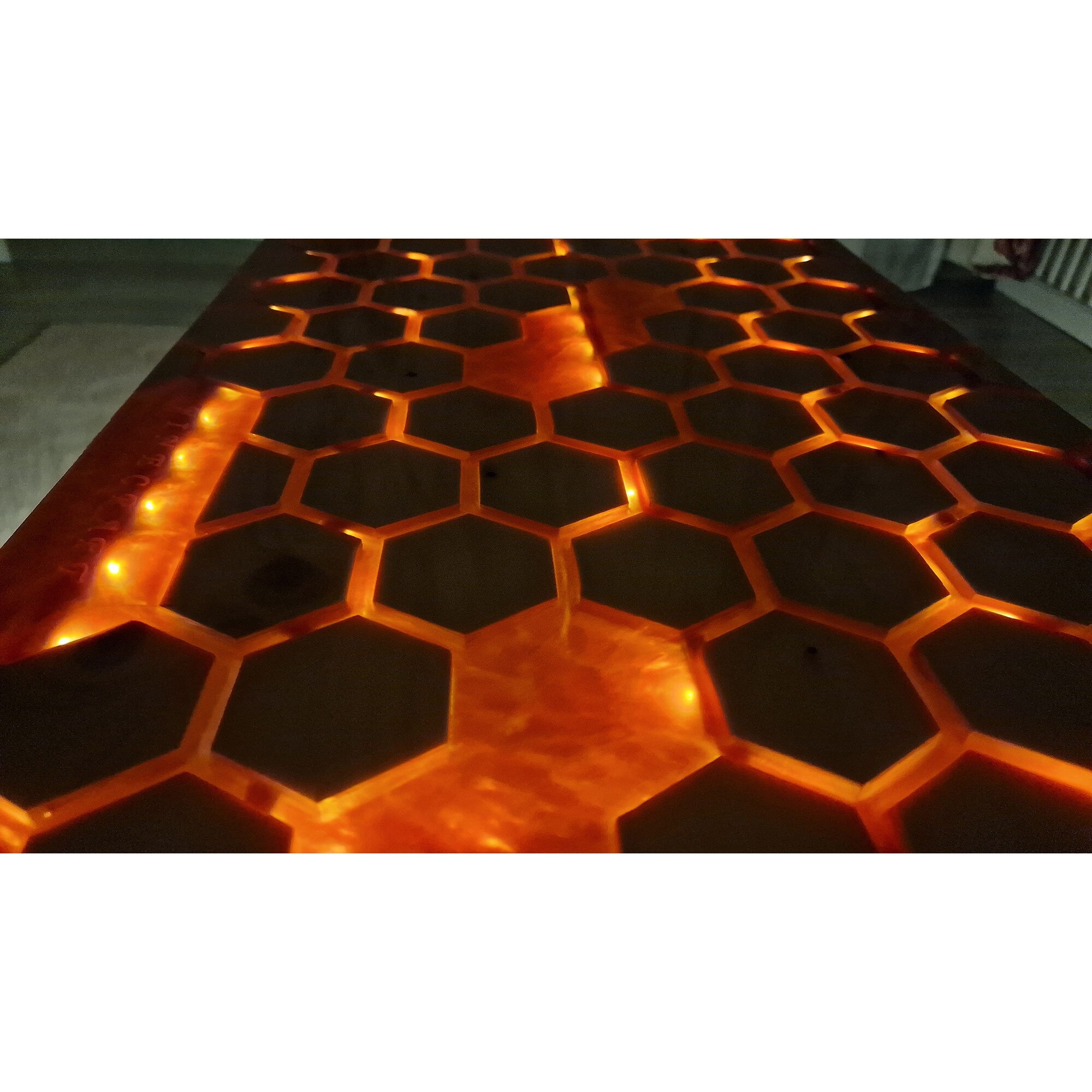 Masuta cafea cu iluminare LED si model Hexagon din Brad si Rasina ...