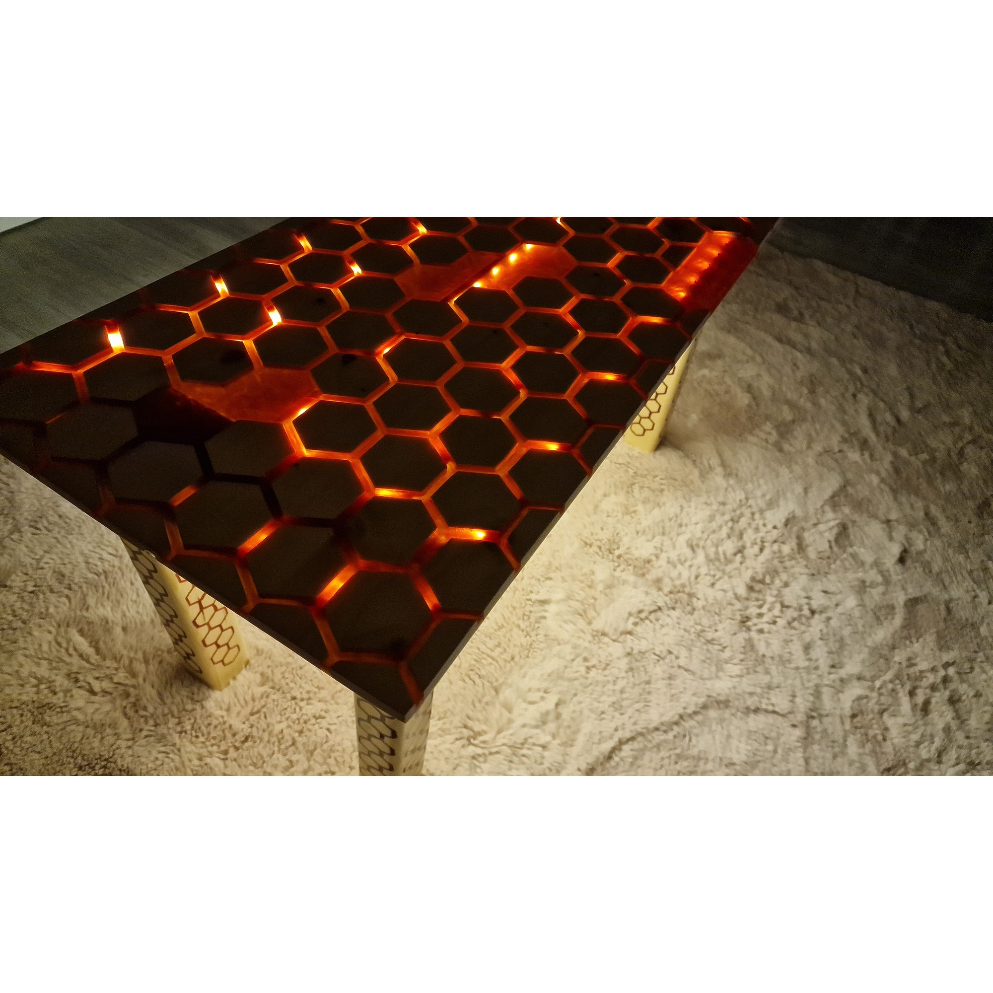 Masuta cafea cu iluminare LED si model Hexagon din Brad si Rasina ...