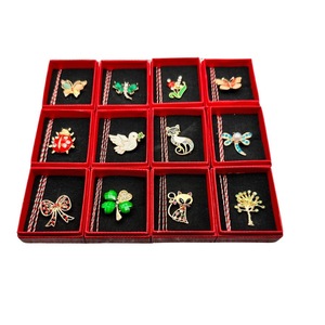 Set 12 martisoare tip brose zodia scorpion NM - 08 cutie si snur incluse dimensiune 5 x 6 cm model libelula cu fluturas