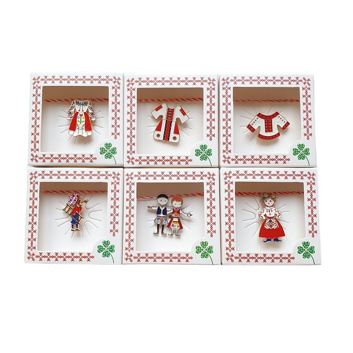 Set 6 martisoare tip brosa, in ambalaj din carton, modele traditionale P0971