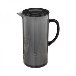 Kancsók és borospalackok