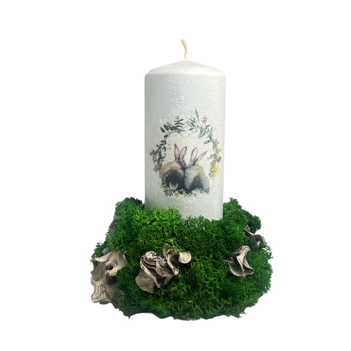 Lumanare alba in suport lucrat manual cu licheni naturali, decorata cu tema pascala, pentru Sarbatoarea Pastelui, inaltime 14 cm, diametru 6 cm, greutate 300 g, timp de ardere 40 ore