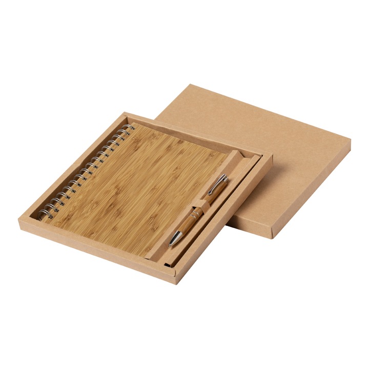 Carnetel spiralat A5 cu coperta din bambus. Pix din bambus cu mina neagra. 80 file blank