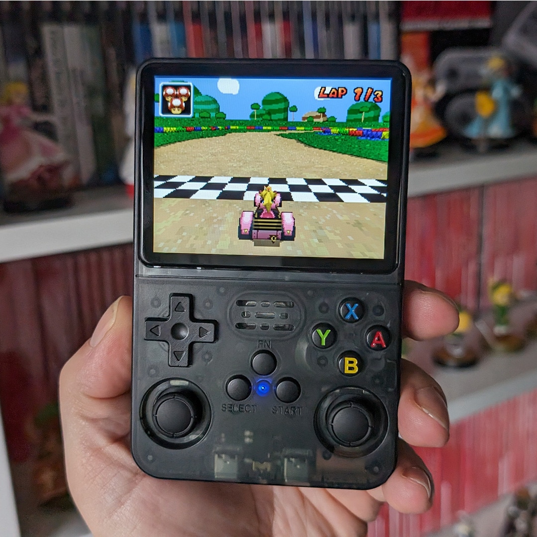 Consola retro portabila R36S 64GB cu jocuri, quad core Cortex-A53 1.5GHz, 1GB DDR3, IPS LCD 3.5" 640x480, 3200 mAh, negru transparent