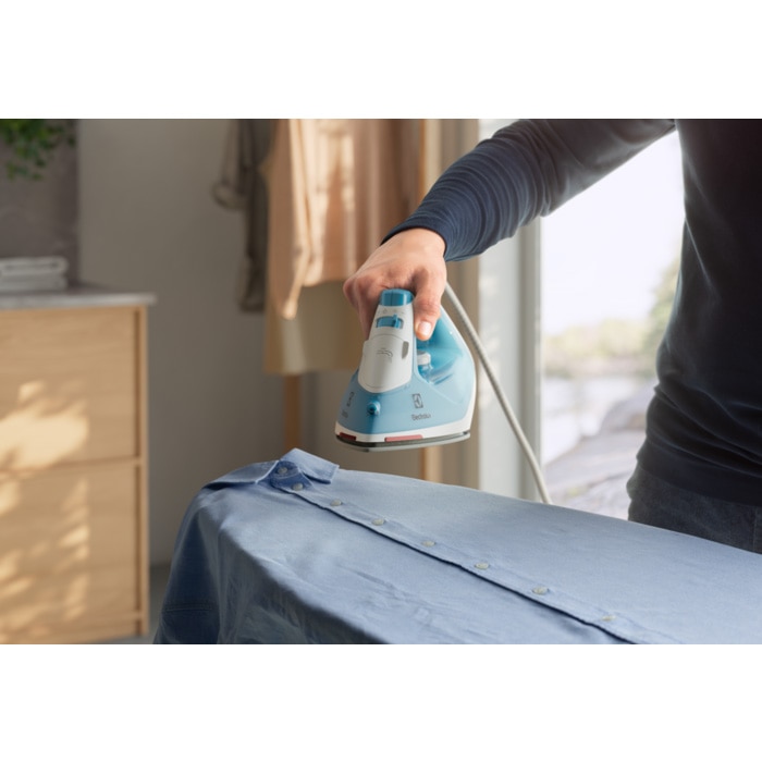 Fier de calcat Electrolux E5SI2-4CB, Care 500, 2300W, talpa ceramica GLISSIUM™ 80, abur continuu 26g/min, jet abur 100g, sistem anti-picurare, albastru